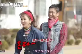 别看咸素媛比陈华大18岁，跳起舞来可比他厉害，绿色打底裤挺显眼