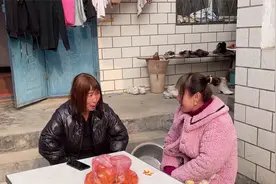 莎莎妈妈在网上给自己买了个假发，买的多少钱，莎莎说妈妈浪费钱