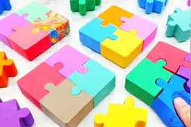 牛人用太空沙自制彩虹拼图，制作过程解压，网友:感觉能玩一整天