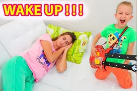 尼基兄弟：妈妈太能睡懒觉啦！在她身边弹吉他都吵不醒！视频封面
