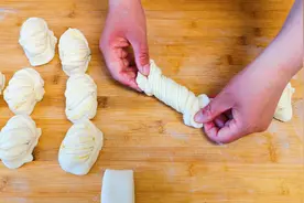 花卷最简单的操作手法，不用先发面，蓬松暄软，全程5分钟就搞定