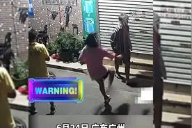男子深夜耍酒疯，老婆霸气飞踹一脚放倒，挨巴掌后火力全开连环踢视频封面