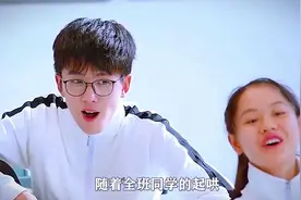 女孩愿赌服输穿黑丝到班里，没过3秒，就被班主任抓个正着