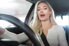 跟着金发小姐姐一起去购物，逛超市买生活用品，给狗狗也买了衣服