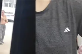 76岁爷爷借衣服给孙女拍身份证，光膀站门外等候，暖心一幕被拍下视频封面