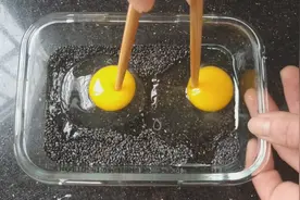 芝麻中打入2个鸡蛋，我家孩子超爱吃，早餐一人吃2块，营养又解馋