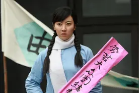 宋丹丹儿媳挺孕肚直播卖货！腹部微隆四肢纤细，化全妆皮肤超白视频封面