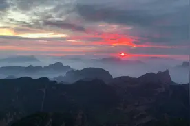 山西长治太行山板山的日出