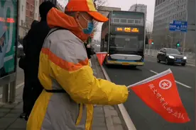 北京公交站老年志愿者每天工作4小时，收入怎样？听后敬佩不已！视频封面