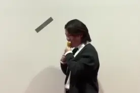 韩国大学生吃掉价值12万美元香蕉展品 称肚子饿所以就吃了