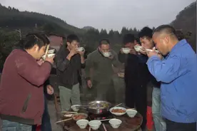 小莫到深山里助农，遇到两位善良老人，一餐饭道出人间真情视频封面