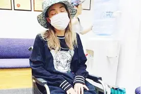 著名女歌手因过度劳累住院，膝盖严重水肿，身体透支到极限视频封面