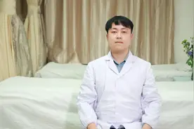 日常做这3个动作，自我改善腰椎间盘突出，早看少受罪视频封面