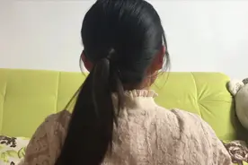 慢动作教你如何用头发遮住皮筋，不用发卡哦，保证你一看就会