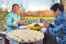 农村婆媳包野生荠荠菜饺子，做法简单味道鲜美，一人吃一瓢真带劲视频封面
