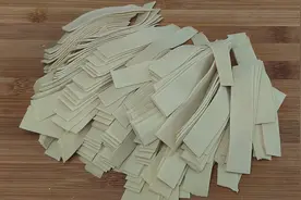 炒豆腐皮又干又硬？那是少加了这种调料，炒好了比吃肉还过瘾视频封面