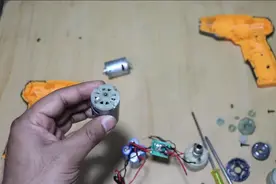 我的一个电动螺丝刀坏了，拆卸修理，看看里面到底有些什么视频封面