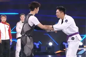 黄景瑜展示巴西柔术名场面：轻松放倒范丞丞，专业选手也不在话下视频封面