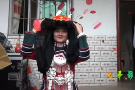四川一姑娘出嫁，看看彝族人是怎么穿衣打扮的，好恐怖视频封面