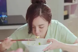 女孩心里委屈，一口气吃了三碗泡面，边吃边流泪！视频封面