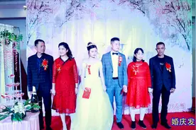 真实婚礼，喜婆婆穿的时尚大气，比新娘还年轻漂亮，让人不可思议视频封面