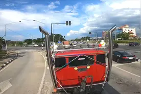 外国的大卡车，排气管看着很霸气