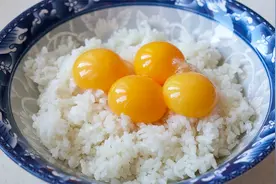 米饭里打入4个母鸡蛋，真厉害，30年大厨拿手绝活，上桌都抢着吃