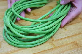 炒豆角时，为什么豆角吃起来没有味道，没有咸味？原来少了这一步视频封面