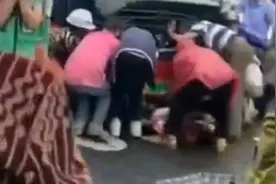 福建一老人被公交卷入车底,配送员和学生等路人上前,抬车救出老人视频封面