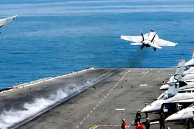 【实拍】美军航母各种舰载机【电磁弹射】起飞过程视频封面