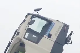吊车司机在驾驶室睡着 吊车突然仰翻 醒来时已悬挂在空中了