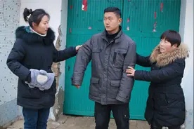 小伙穿父亲旧衣相亲，女孩一顿数落，当看到衣服的补丁态度大转变视频封面