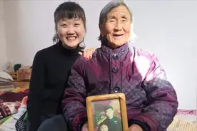 网友都说白雪长得像奶奶，拿奶奶年轻照片对比，和奶奶一模一样？