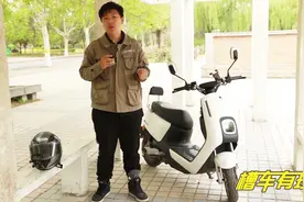 试驾爱玛N300，轻便类电动摩托中舒适王者，3999性价比敢说不高？视频封面