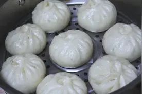 老人想吃包子，李姐做了青菜海米包子，鲜味十足，隔屏都能感觉香