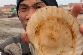 渔民小伙爱吃大扇贝，去掉黑色的物质，剩下的就可以吃掉了视频封面