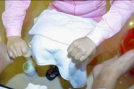 渣男！杭州已婚男子与洗脚妹生子后不认账 亲子鉴定后“买单”视频封面