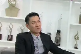 刘德华大爆糗事，天王也有失手的时候，台庆演唱无法跟到节拍视频封面