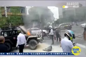 重庆：婚车车队头车突然冒出白烟瞬间起火，沿街商户热心救援视频封面