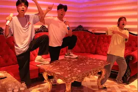 创业2：兄弟俩拿着钱去KTV唱歌被老六看到，老六也跟着唱了起来