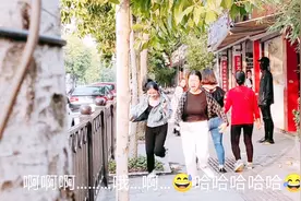街头恶搞：装假人吓路人在恐惧面前不再淑女,哈了视频封面