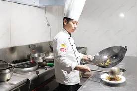 原来正宗的鱼香肉丝这样做？厨师长教几个小技巧，连汤汁都能拌饭