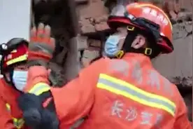 长沙建筑坍塌救援现场:生命探测仪发现被困者 消防员与其敲墙对话视频封面