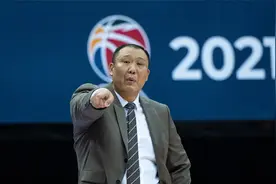 王晗加盟山东男篮年薪曝光，超过名帅巩晓彬，是杨鸣年薪5倍视频封面