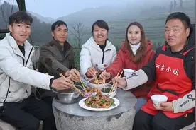 腊肉猪皮先炸后煮，再配上青椒火腿一炒，太下饭了视频封面