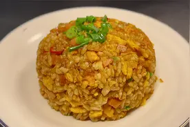 大厨教你酱油蛋炒饭家常做法，里面满满的小技巧，做法简单很受用视频封面