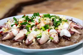 有膏鱿鱼仔做法葱油小鱿鱼，蒸出来的鲜和香，加点家常菜很下饭哦