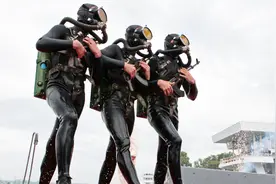 俄军黑海舰队进行反蛙人演习，用水下武器消灭破坏分子视频封面