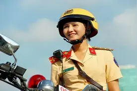 中外五国女警执勤对比，丹麦美国太暴力，中国女警英姿飒爽展芳华视频封面