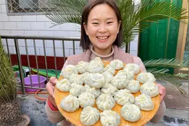 婆婆做素馅水晶包的详细教程来了，晶莹剔透又劲道，孩子们抢着吃